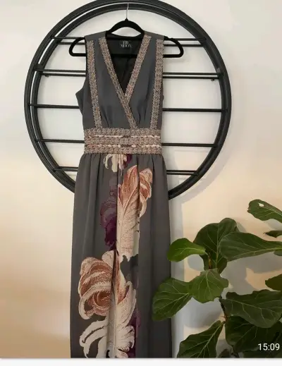 Vestido largo gris con detalles florales - miniatura 1