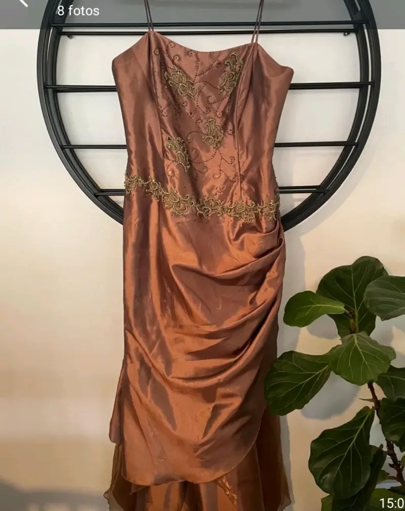 Vestido largo gris con detalles florales - 2