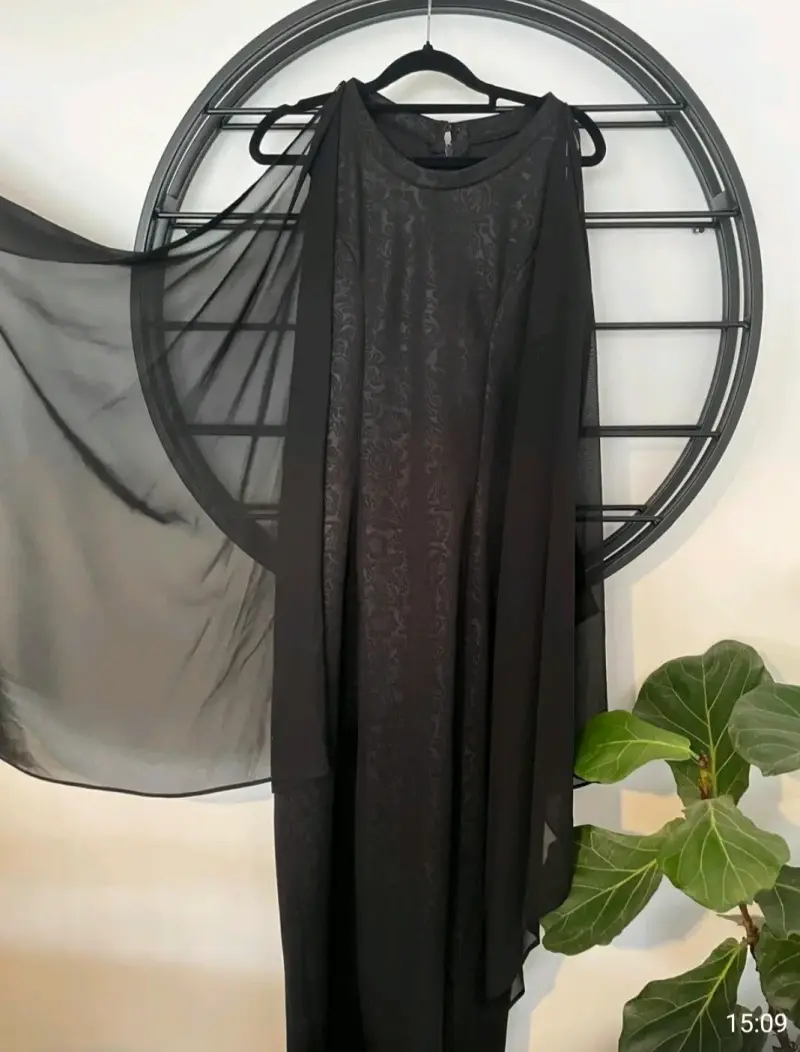 Vestido largo gris con detalles florales - 6