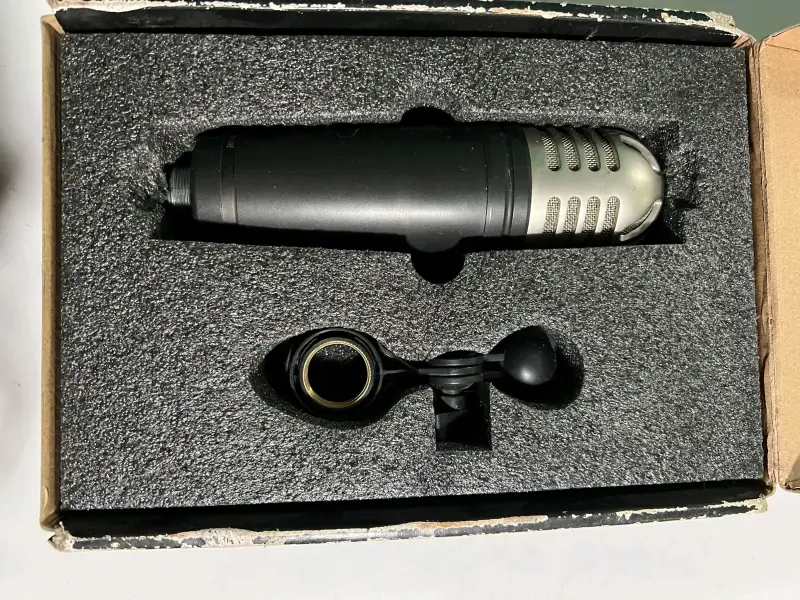 Micrófono de condensador Samson MTR101 con clip - 3