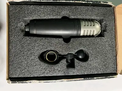 Micrófono de condensador Samson MTR101 con clip - miniatura 3