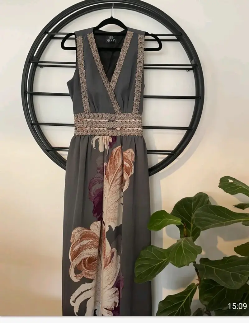 Vestido largo gris con detalles florales - 1