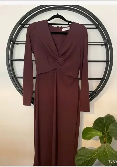Vestido largo gris con detalles florales - miniatura 3