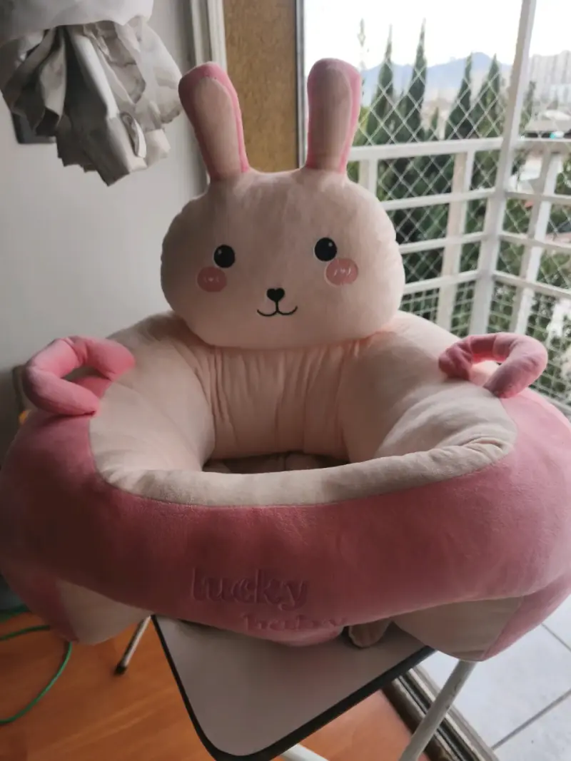 Sillón infantil con diseño de conejo rosa