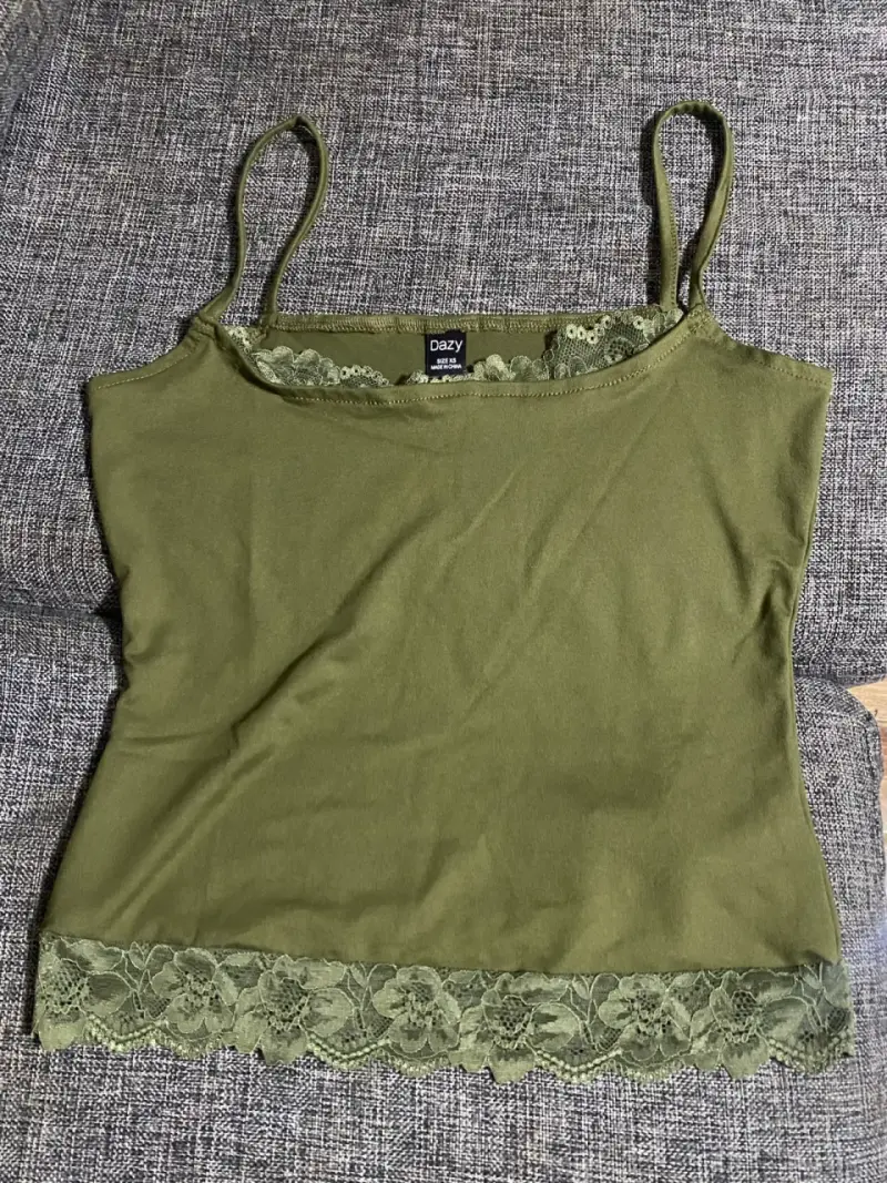 Camiseta verde con encaje para mujer