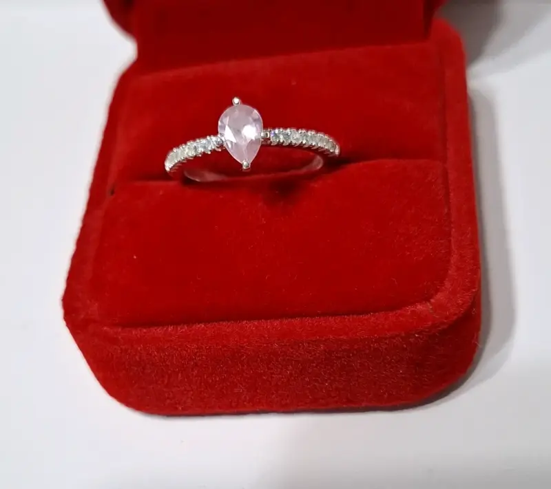 Anillo de plata con diseño de corazón y circonitas - 1