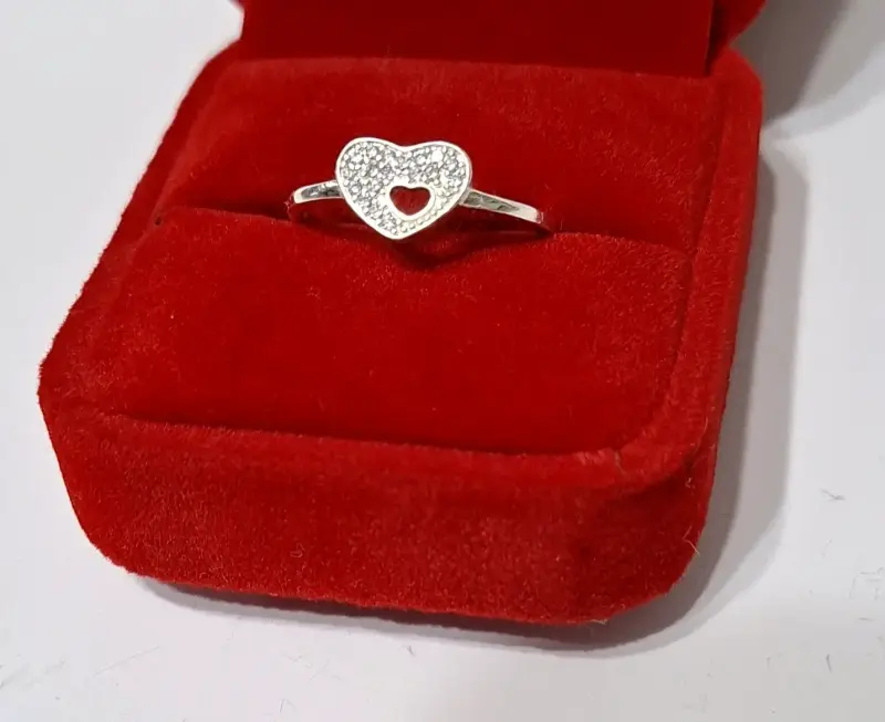 Anillo de plata con diseño de corazón y circonitas - 2