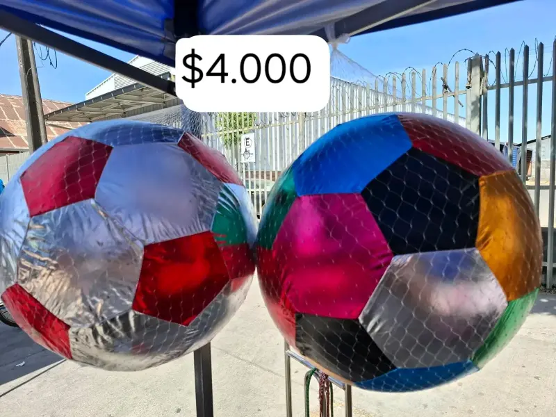 Pelotas de fútbol multicolor decorativas