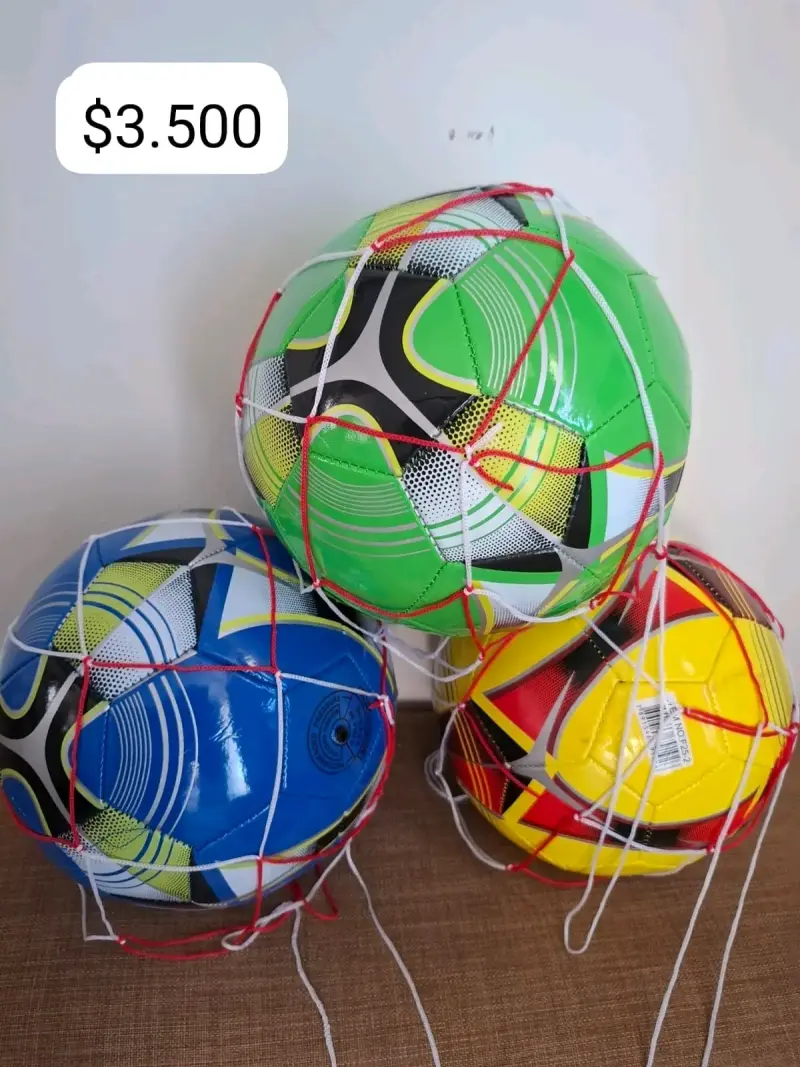 Pelotas de fútbol en colores variados