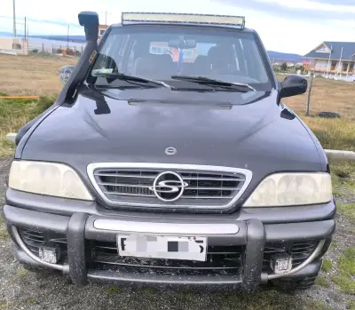 Camioneta SUV SsangYong Musso 4x4 Negra - miniatura 1