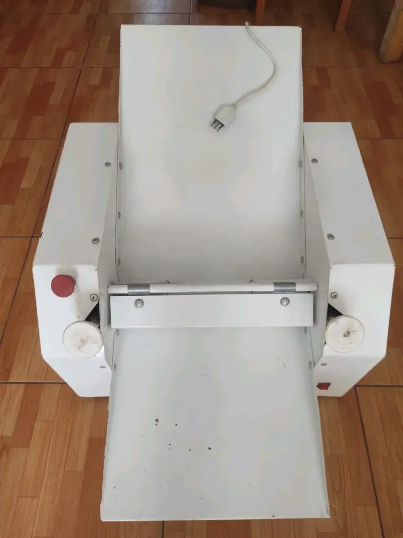 Máquina laminadora de masa industrial blanca - 1