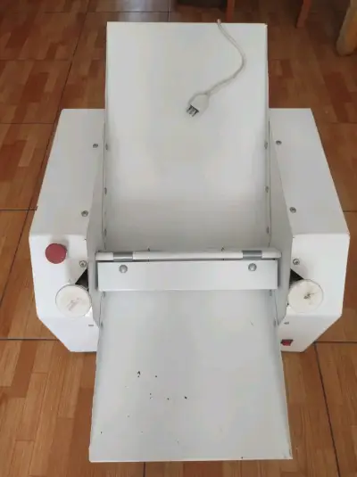 Máquina laminadora de masa industrial blanca - miniatura 1