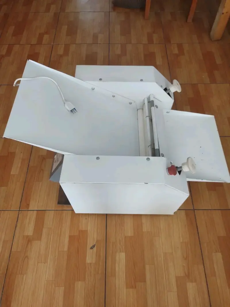 Máquina laminadora de masa industrial blanca - 2