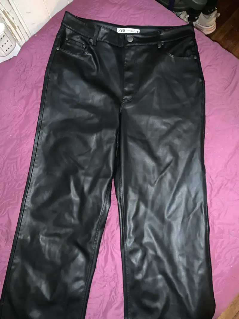 Pantalón de cuero sintético negros Zara talla 40 - 1