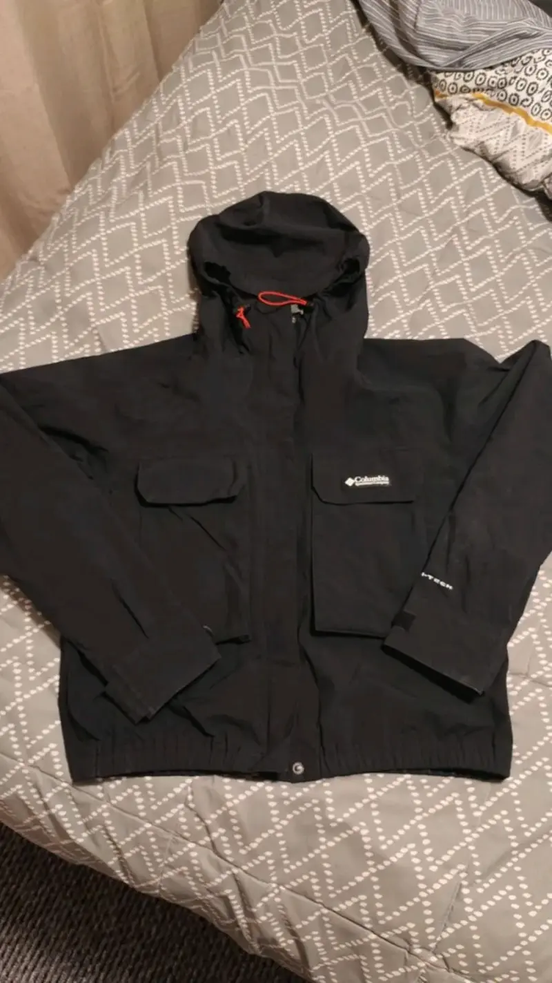 Chaqueta impermeable Columbia negra con capucha