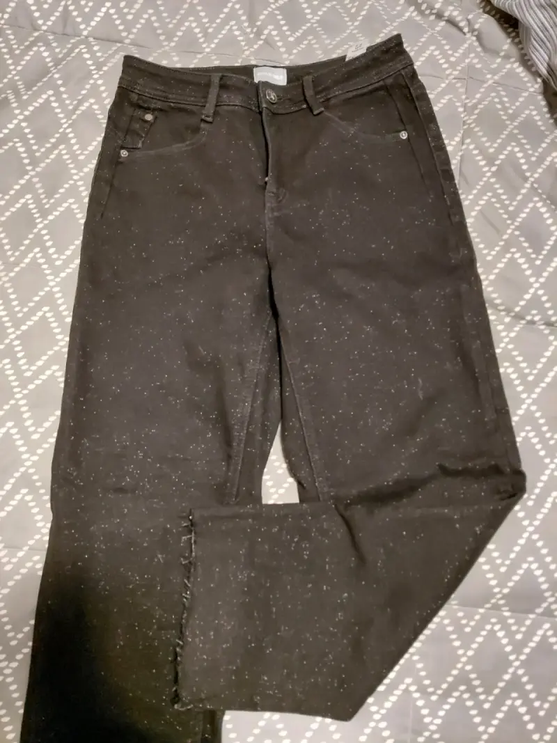 Pantalones de mezclilla negros con diseño moderno