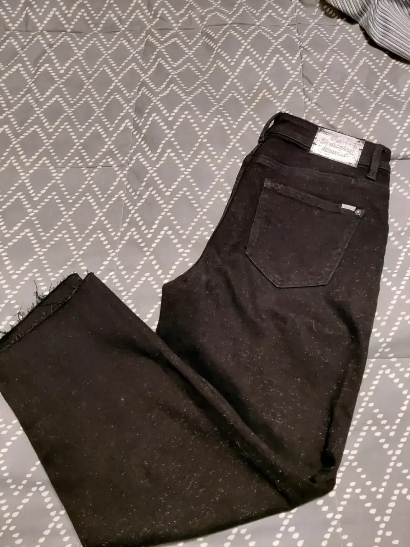 Pantalones de mezclilla negros con diseño moderno - 2