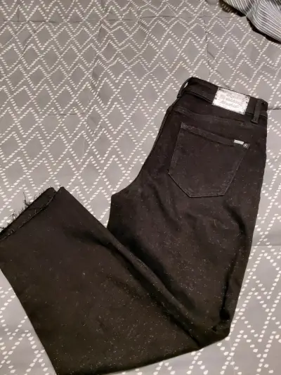 Pantalones de mezclilla negros con diseño moderno - miniatura 2