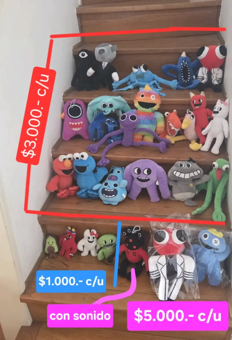 Peluches de personajes variados con sonido