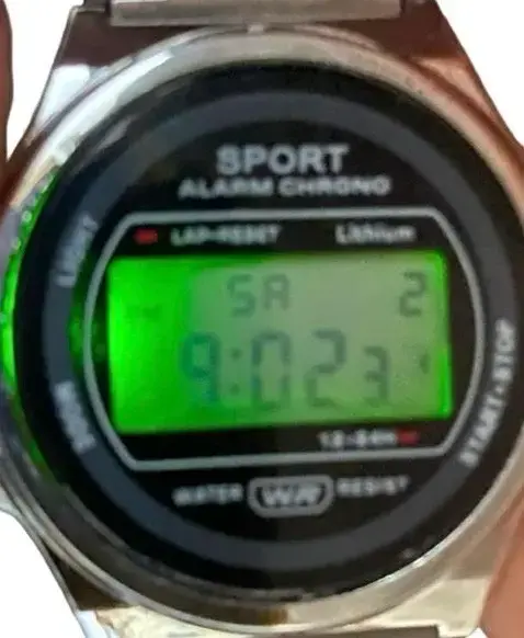 Reloj digital deportivo con cronómetro y alarma - 2