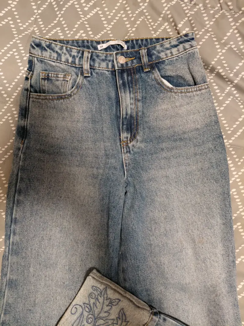 Jeans de mujer con bordado floral