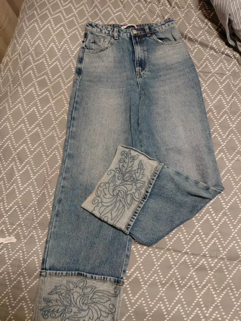 Jeans de mujer con bordado floral - 2