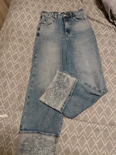Jeans de mujer con bordado floral - miniatura 2