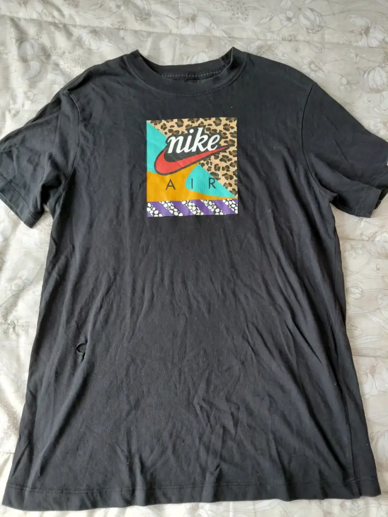 Polera Nike Air negra con diseño gráfico
