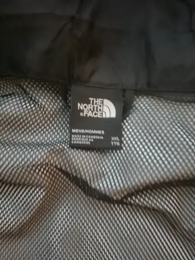 Chaqueta impermeable The North Face negra con capucha - miniatura 2