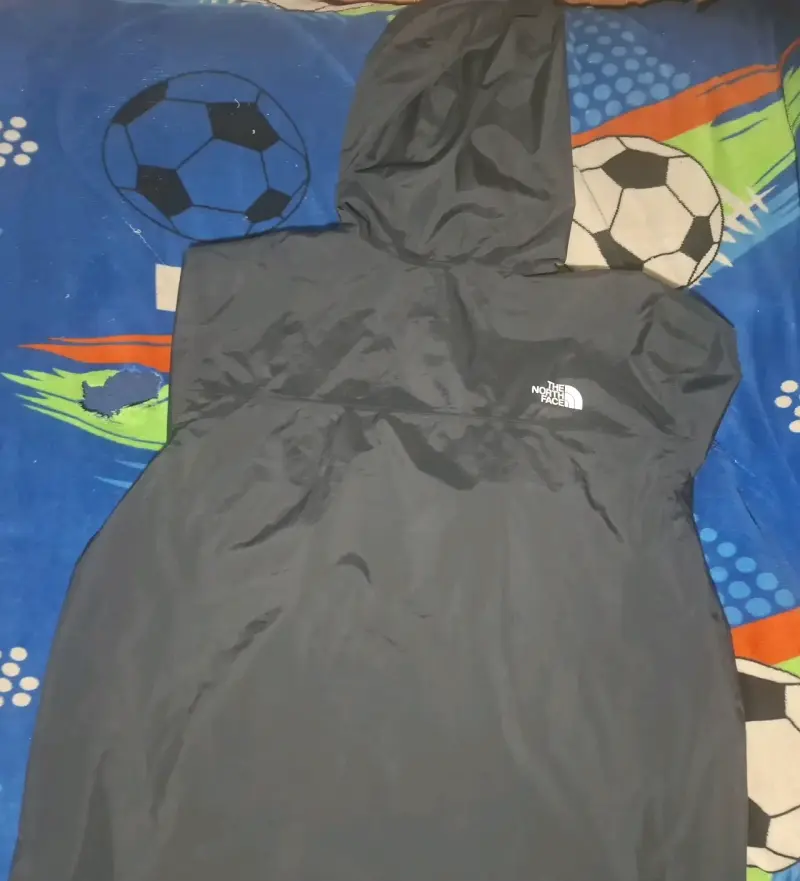 Chaqueta impermeable The North Face negra con capucha - 3