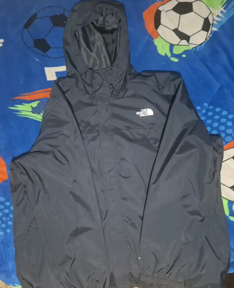 Chaqueta impermeable The North Face negra con capucha - 4