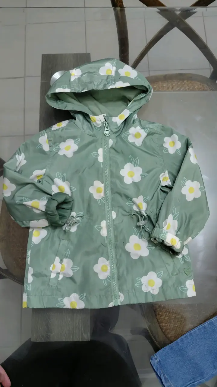 Chaqueta impermeable infantil con flores