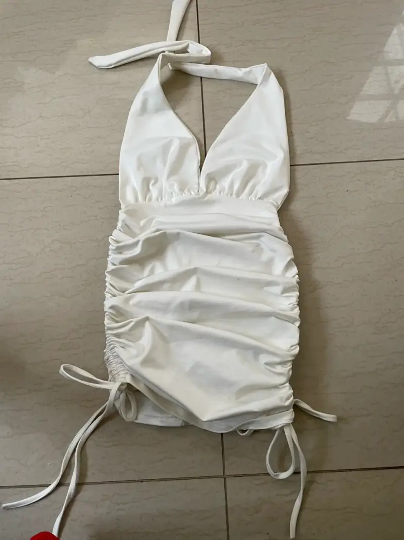 Vestido de baño blanco con diseño fruncido - 1