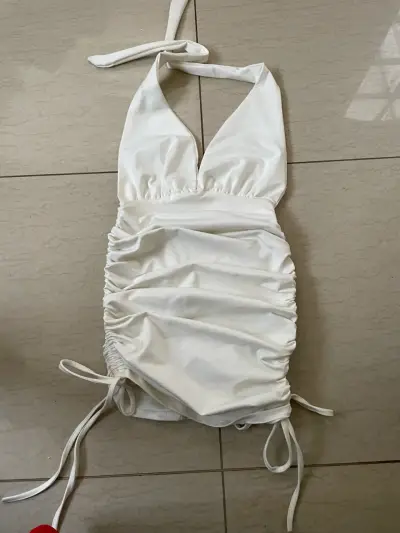 Vestido de baño blanco con diseño fruncido - miniatura 1
