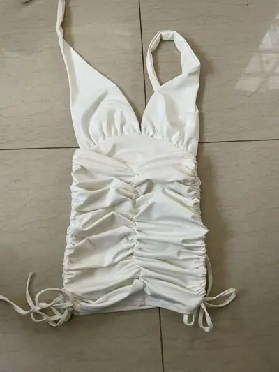 Vestido de baño blanco con diseño fruncido - miniatura 4