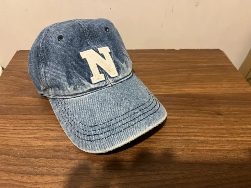 Gorra Denim Azul con Letra “N” Bordada - 1