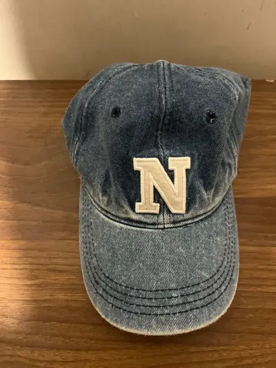 Gorra Denim Azul con Letra “N” Bordada - miniatura 3
