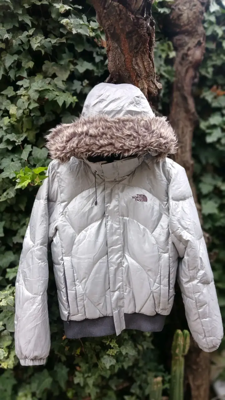 Parka North Face, plateada. Talla S. Largo 45 cm. - 1