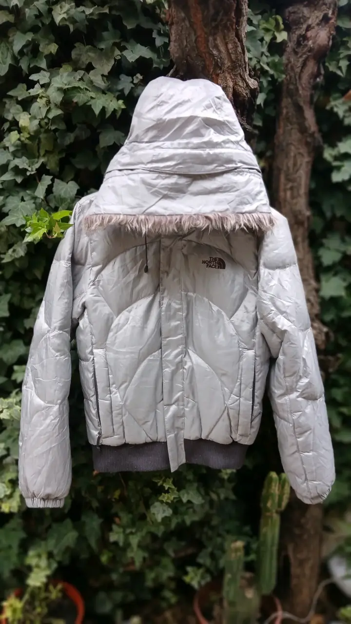 Parka North Face, plateada. Talla S. Largo 45 cm. - 2