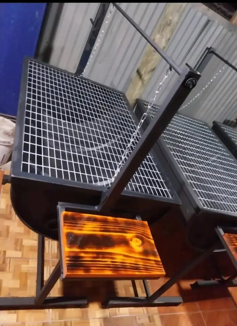 Parrilla asadora de acero con mesa de madera