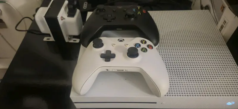 Consola Xbox One S con dos controles - 1