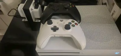 Consola Xbox One S con dos controles - miniatura 1