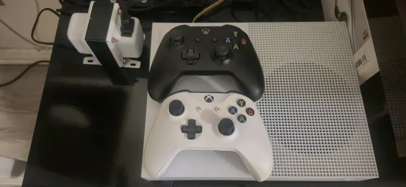 Consola Xbox One S con dos controles - 2