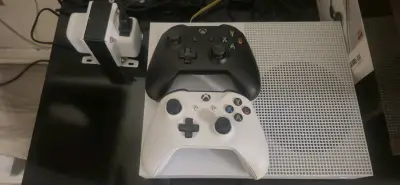 Consola Xbox One S con dos controles - miniatura 2