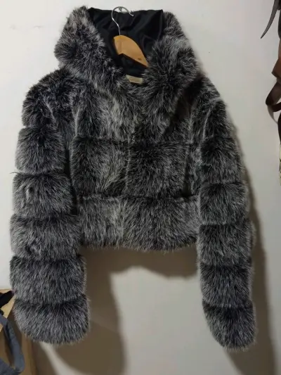 Chaqueta de piel sintética gris con capucha - miniatura 1