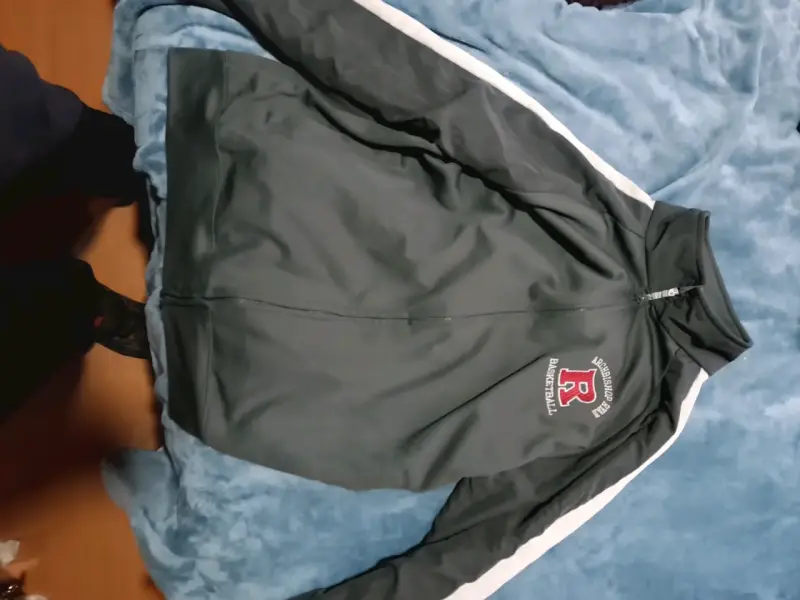 Chaqueta deportiva gris con logo bordado - 1