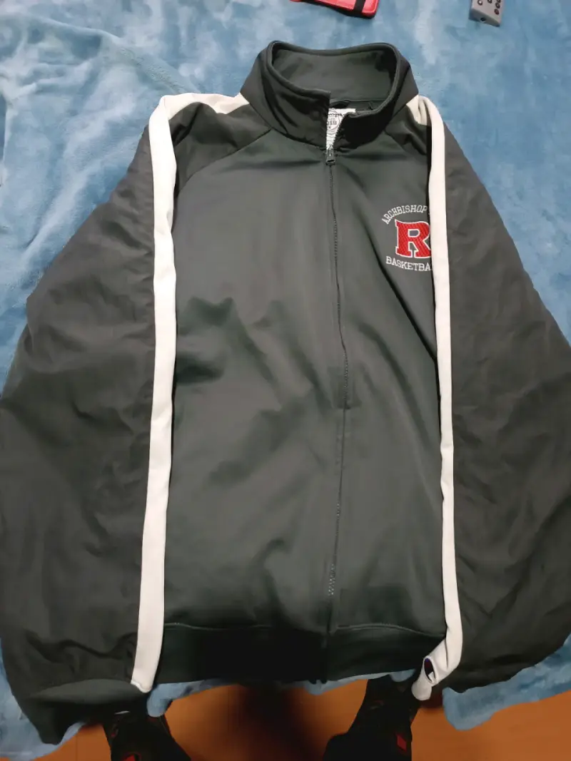 Chaqueta deportiva gris con logo bordado - 2