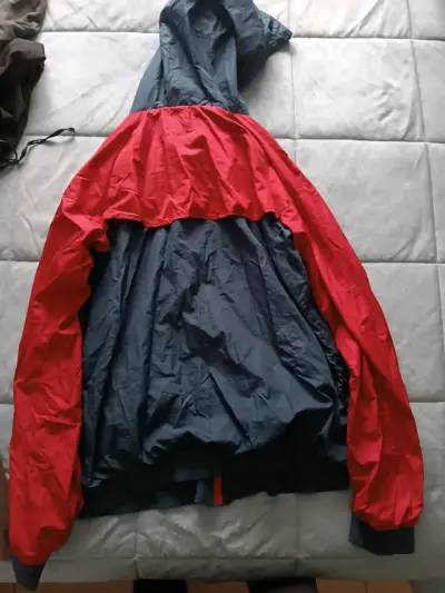 Cortaviento deportivo rojo y azul para hombre talla M - miniatura 2