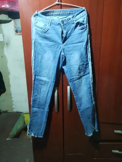 Jeans de mujer BluGirl con diseño deshilachado - miniatura 1