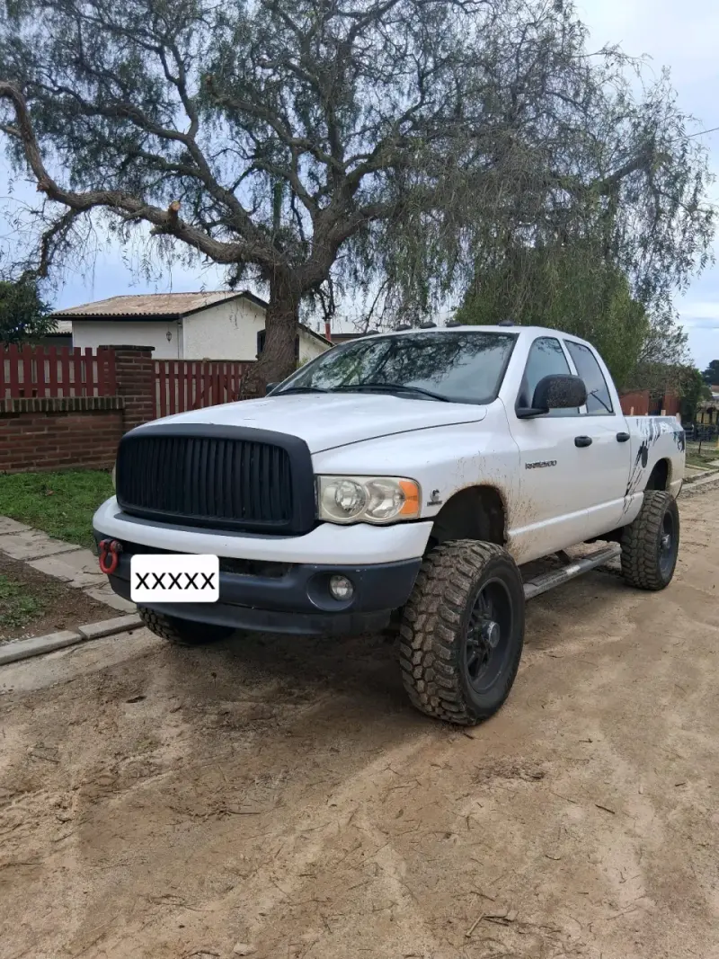 Vendo mi Camioneta Dodge Ram 2500 4x4 blanca - 1